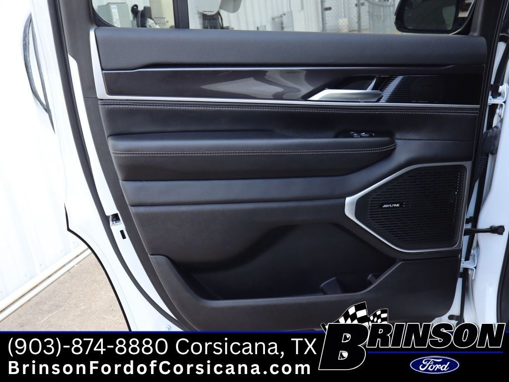 2023 Jeep Wagoneer Base